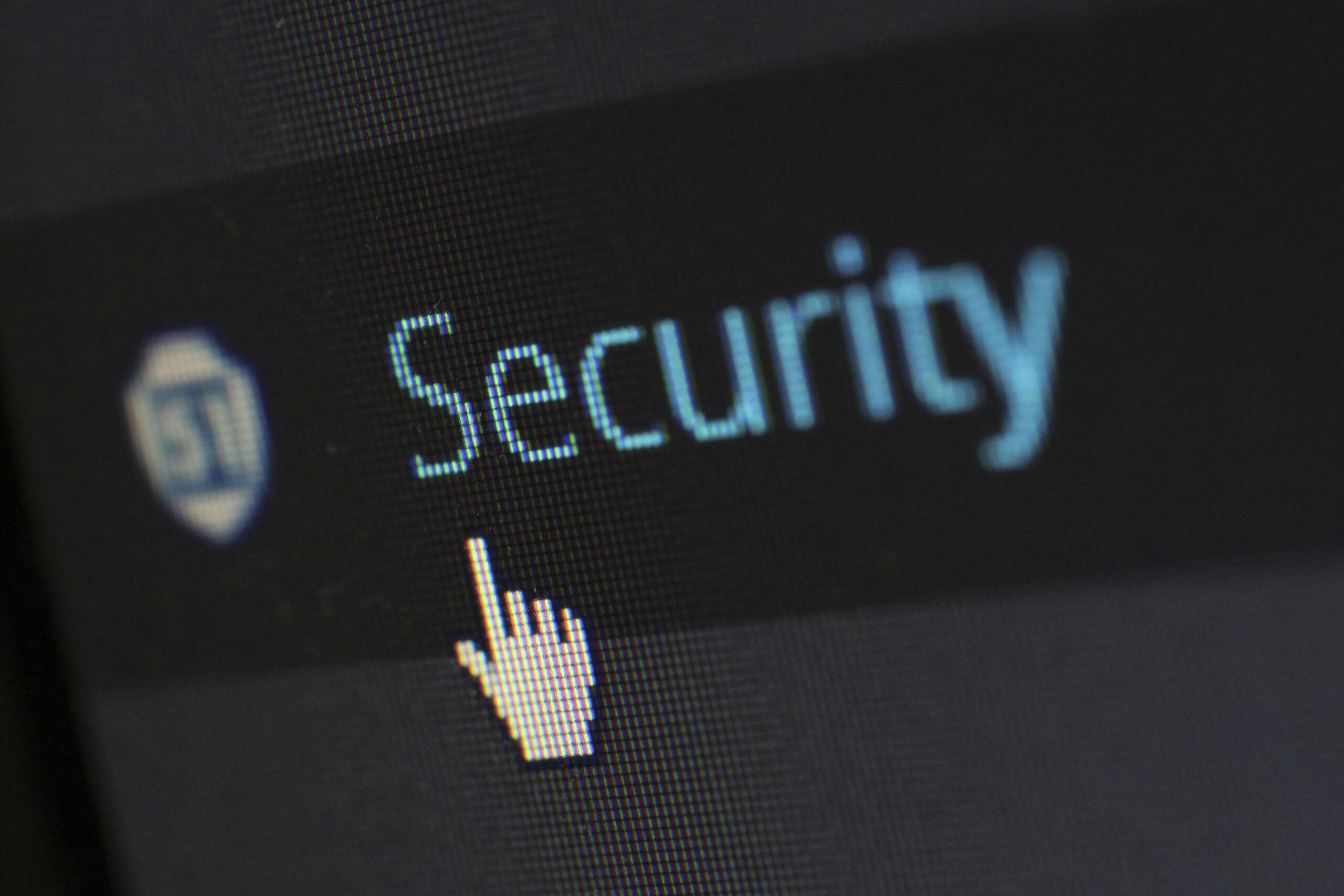 Computerbildschirm zeigt das Wort ‚Security‘ mit einem Mauscursor, Symbol für Online-Sicherheit und Datenschutz